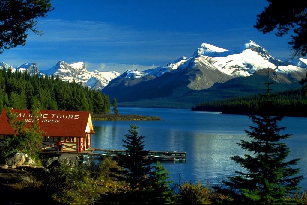 Canada_Boat_House_am_Maligne_Lake,_Jasper_NP,_Alberta,_CA